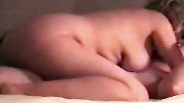 젤리 아내 Sofia Lee는 Hubby Fucking Plastic SexToys를 잡는다!