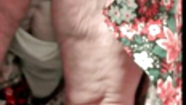 거유 19 요 십대 Skylar는 구금에서 긴장을 완화