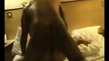 매력적인 MILF는 Tommy Gunn의 맛을 얻습니다.
