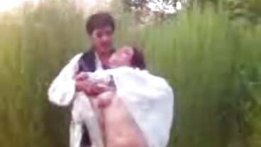 MILF 쿠거는 남자 먹이를 사냥하기 위해